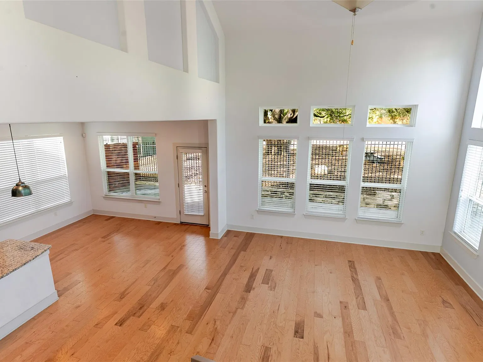 3 bed, 2.5 bath, 1884 sqft, $3,099 — Photo 3
