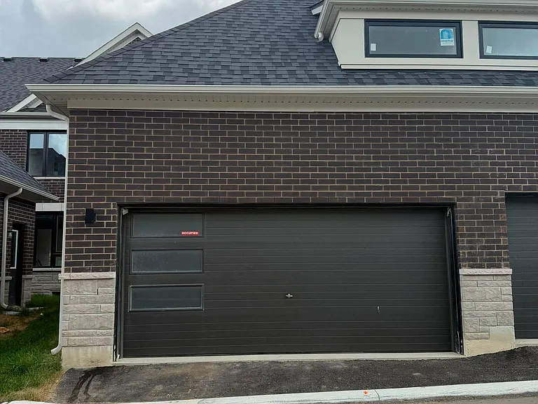 293 Lindsay St N — Photo 2