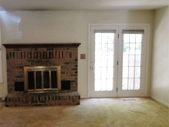 4th image of 155 Williamsburg Ct