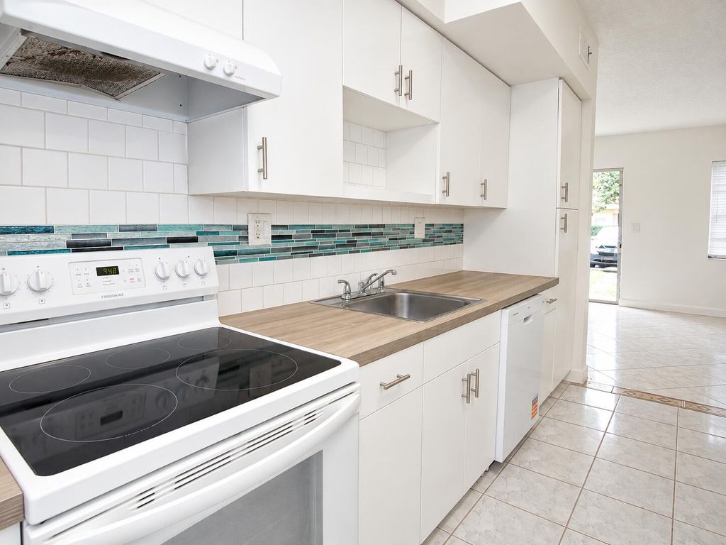 2401 NE 10th St APT 2, photo 9