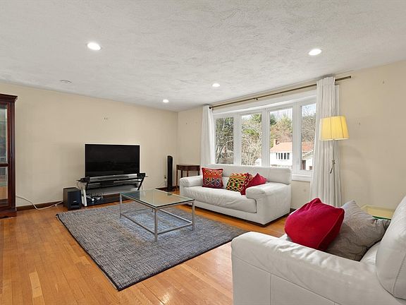 3rd image of 26 Sandy Ridge Cir