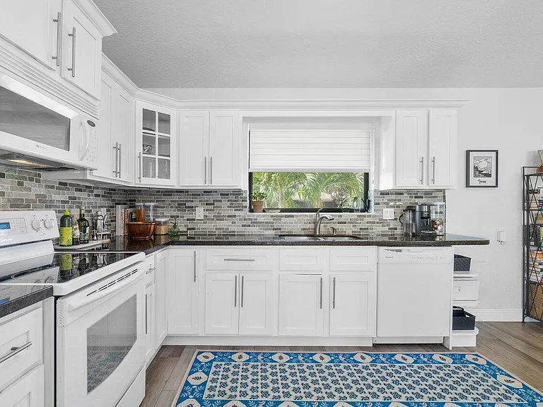6085 Robinson St — Photo 9
