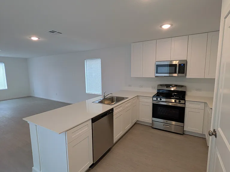 11930 Spiderwort Rdg — Photo 3
