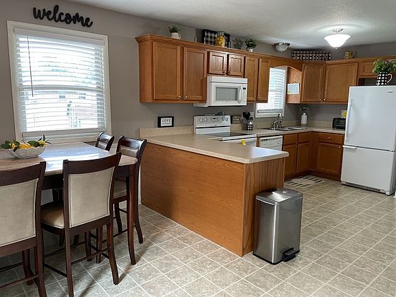 3rd image of 2321 Wright Ave