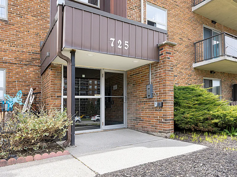 725 Wonderland Rd S — Photo 16