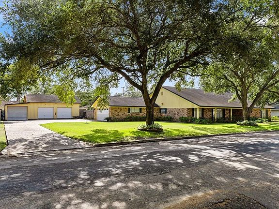 3rd image of 3012 Encino Ave