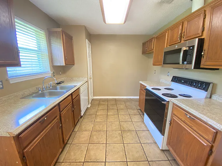 224 Los Angeles Dr — Photo 8