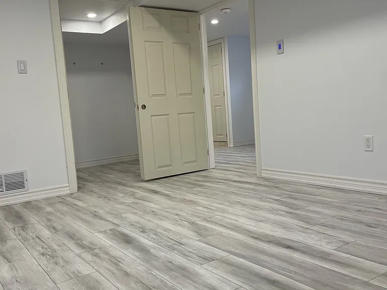 11 Navenby Cres #LOWER — Photo 10