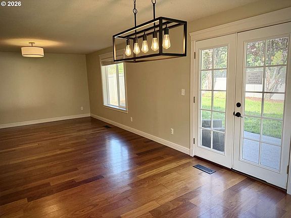 5th image of 308 S 32nd Pl