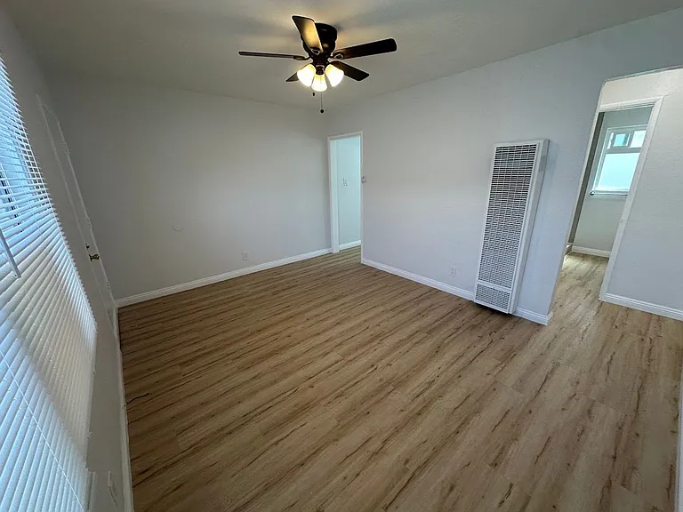 Fully Remodeled Ground-Level Studio Apartment with Modern Finishes — Photo 2