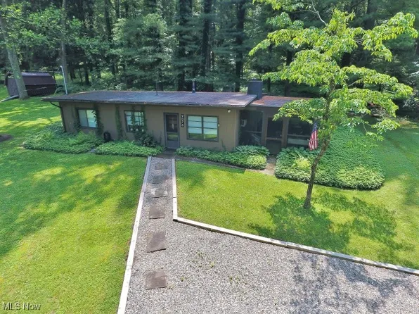 9076 Lakewood Dr NE, Mineral City, OH 44656