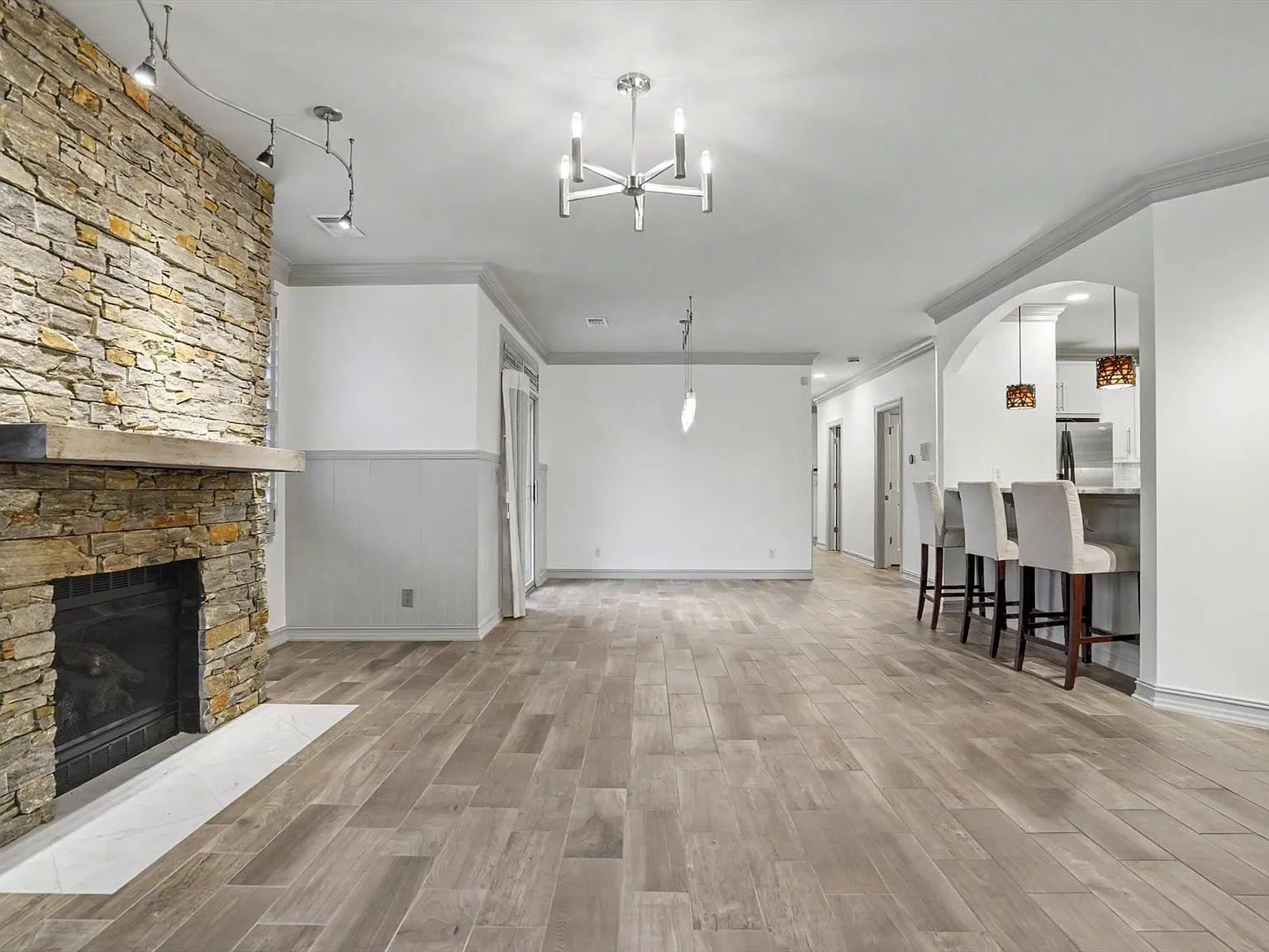 3 bed, 2572 sqft, $2,500 — Photo 3