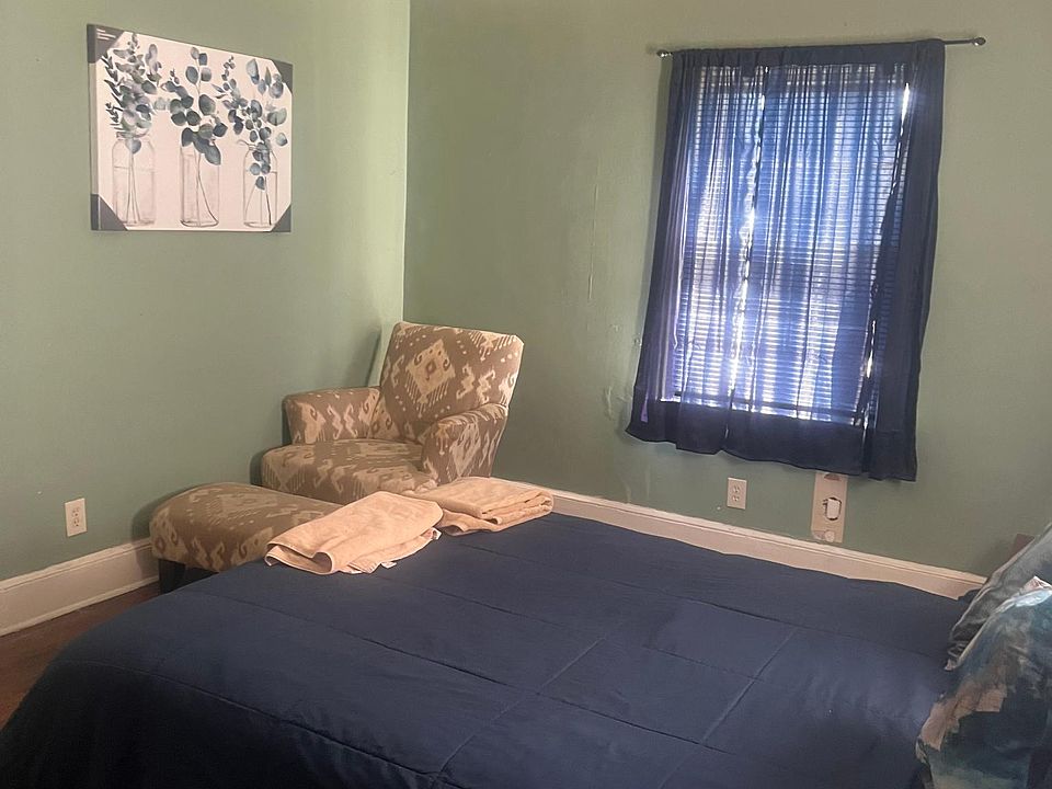 Large room with walk in closet. Jack and Jill bathroom