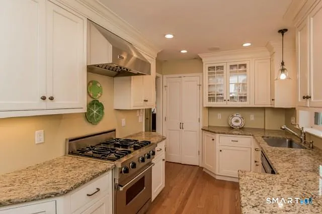 90 Linden Ave — Photo 6