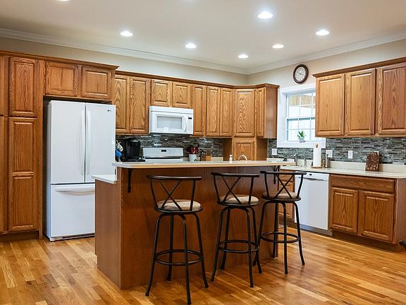 4th image of 915 Curtiswood Ct