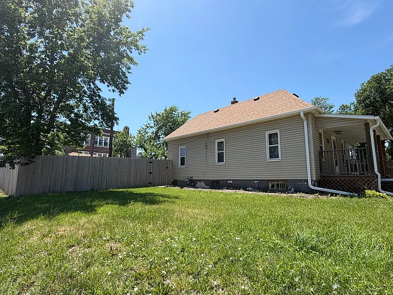 701 W C St — Photo 14
