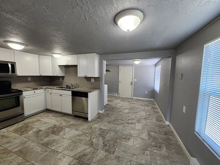 1327 Tunis Ave — Photo 10
