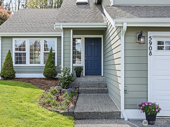 2nd image of 5908 70th Avenue NE