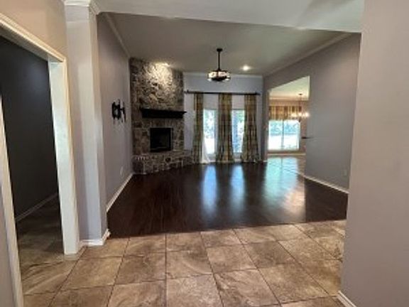 3rd image of 617 Huntwick Ln