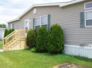 9498 River Oak Dr, Fenton, MI 48430