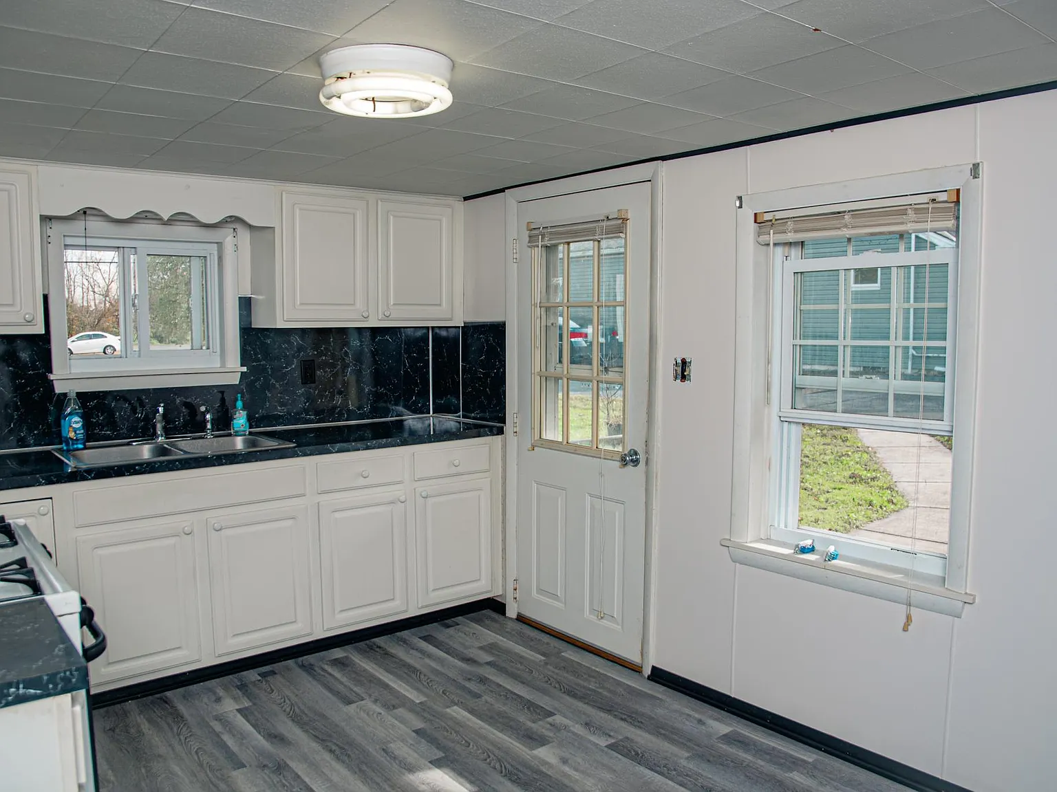 3 bed, 1.5 bath, 1640 sqft, $1,500 — Photo 2
