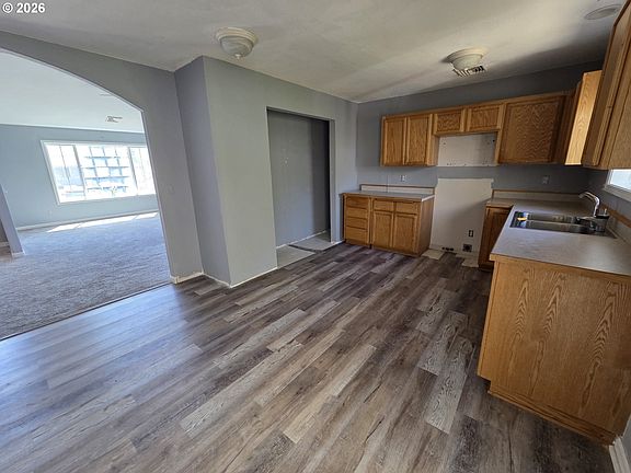 5th image of 340 NW Elizabeth Ave