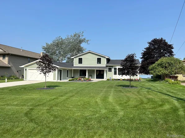 15396 Bealfred Dr, Fenton, MI 48430