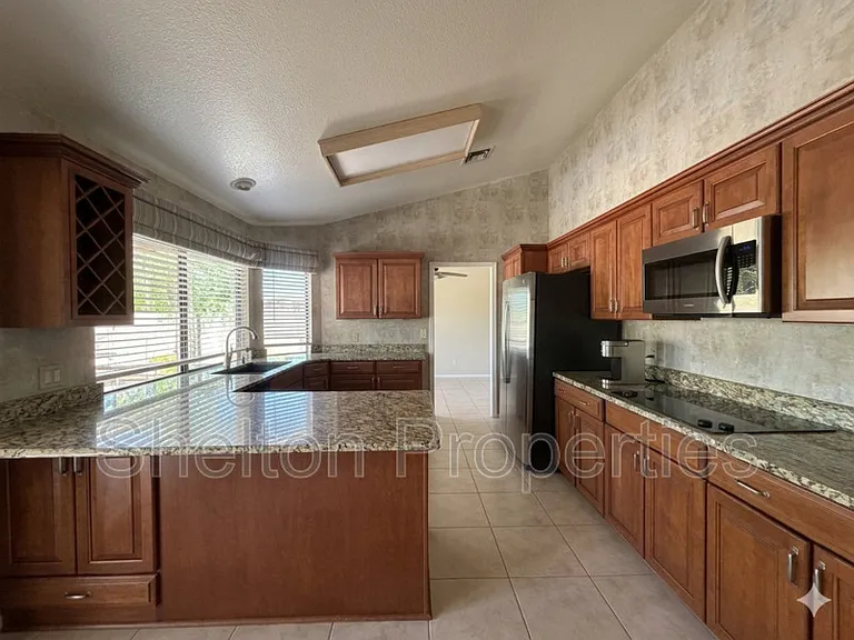 9418 W Tonto Ln — Photo 3