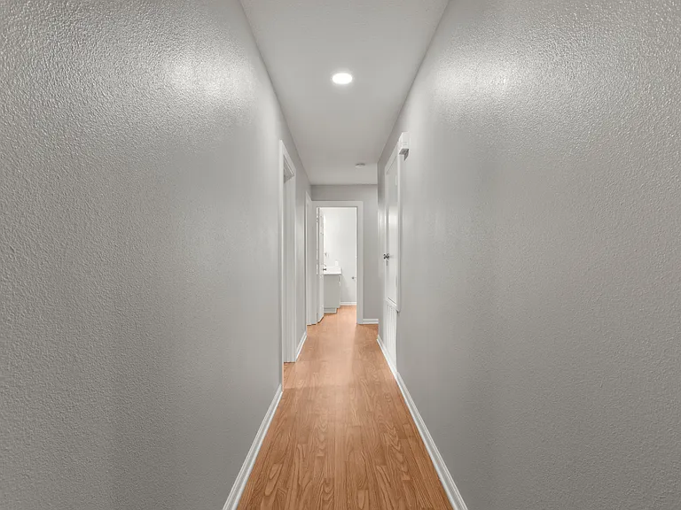 300 Oak Ln — Photo 25