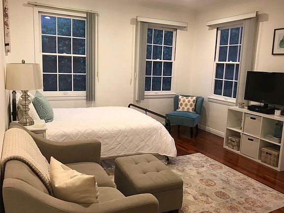 LIVING ROOM/BEDROOM