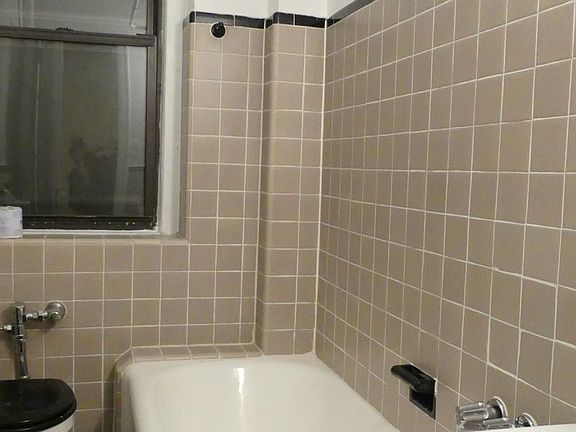 4th image of 203 W 54th St #3F