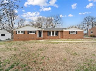 405 Boxwood Dr, Greensboro, NC 27410