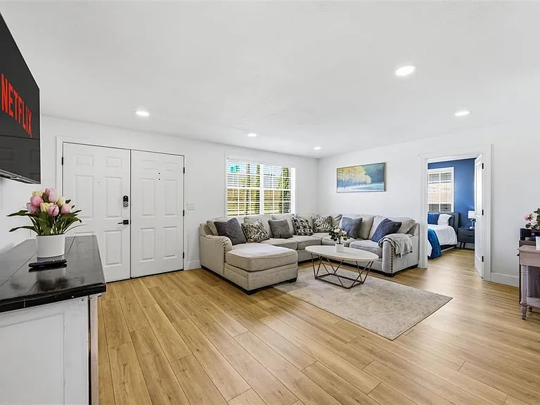 4310 W Carmen St — Photo 5