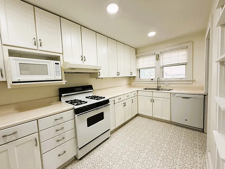708 N Porter Ave — Photo 2