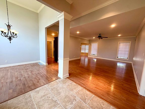 4th image of 1012 Vineyard Way