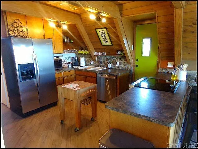 136 Catalina Cir — Photo 3