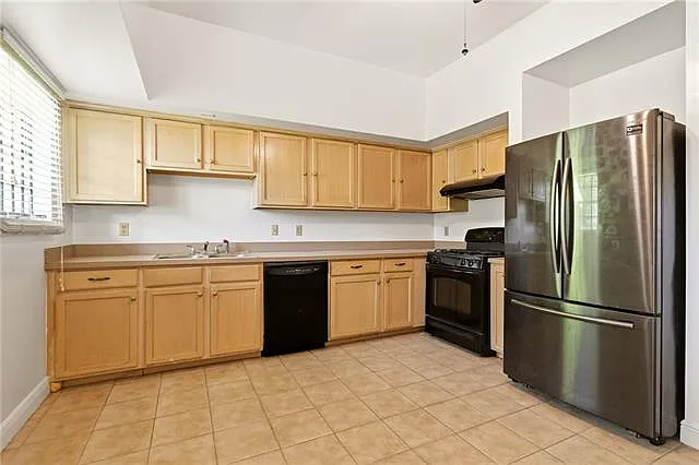 3 bed, 2.0 bath, 2012 sqft, $2,000 — Photo 4
