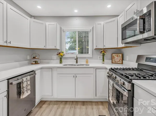 1005 Noles Dr, Mount Holly, NC 28120