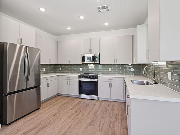 3rd image of 2125 E Voltaire Ave