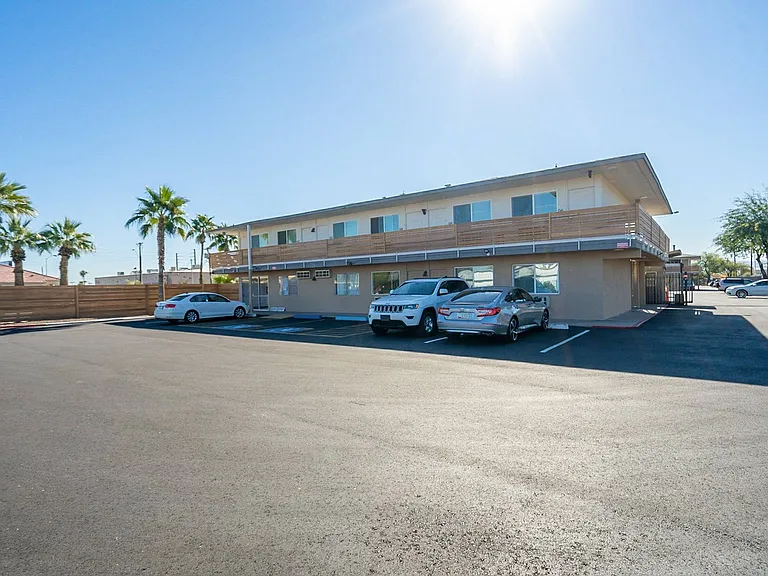 Sunset Sound Studio Apartments — Photo 22