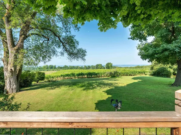 16981 Peninsula Dr, Traverse City, MI 49686