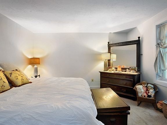 5th image of 8 Southpoint Dr Unit 8B