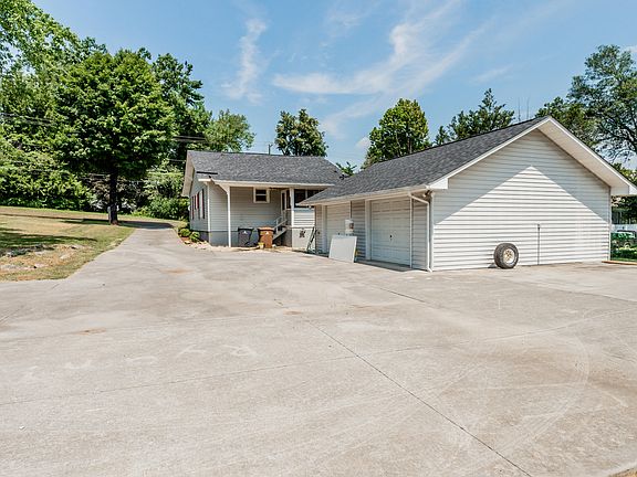 4th image of 2436 Fair Dr