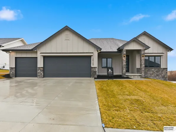 19104 Pinehurst Ave, Omaha, NE 68136