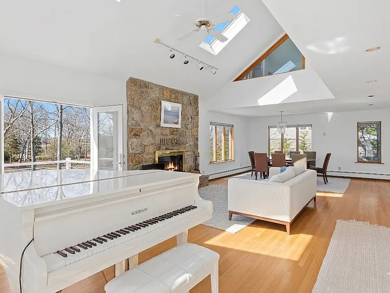18 Noyac Harbor Rd — Photo 3