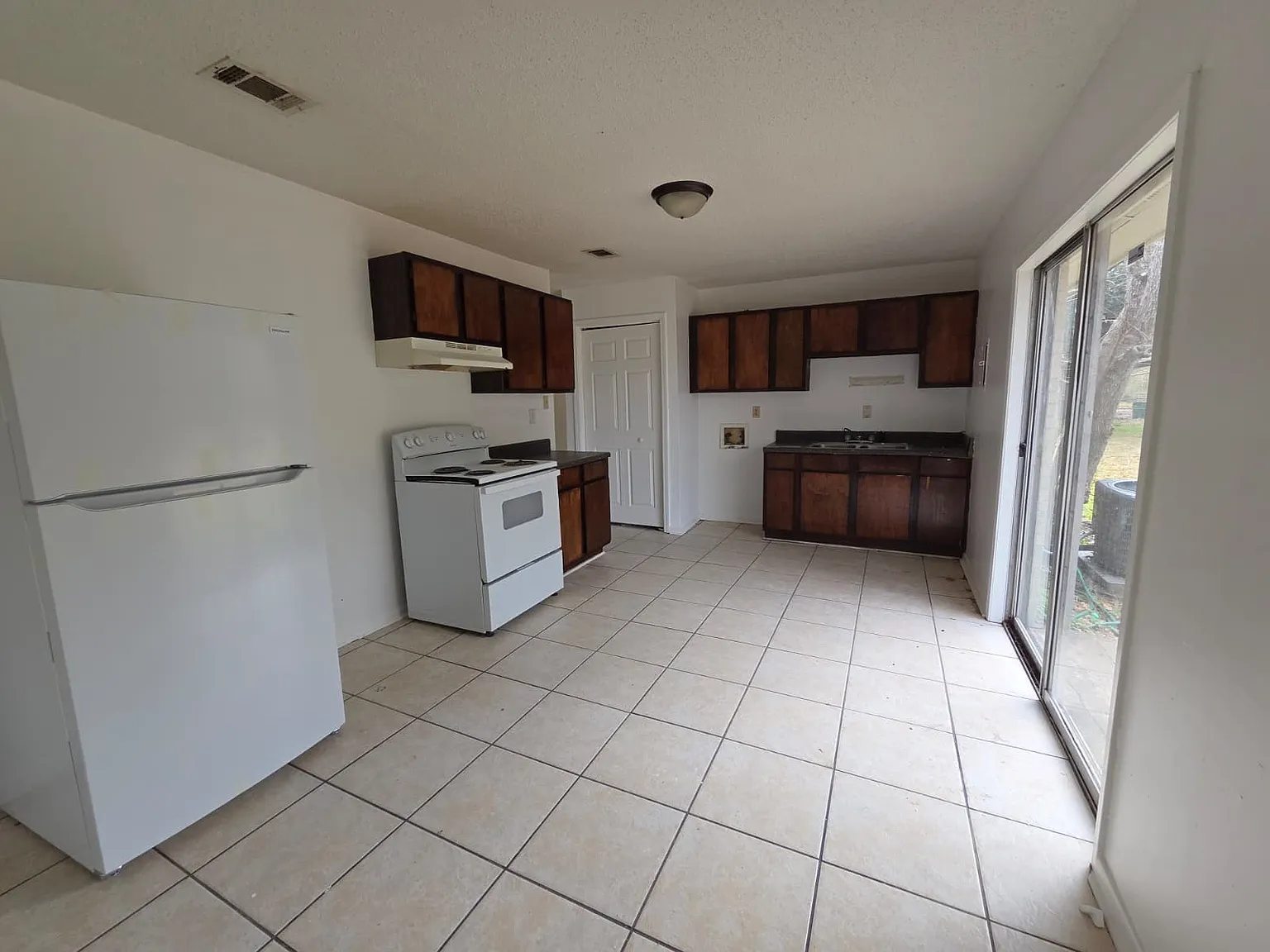 3 bed, 1296 sqft, $1,350 — Photo 3
