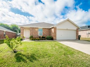 202 Deer Run Dr, Sanger, TX 76266