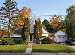464 8th St, Manistee, MI 49660