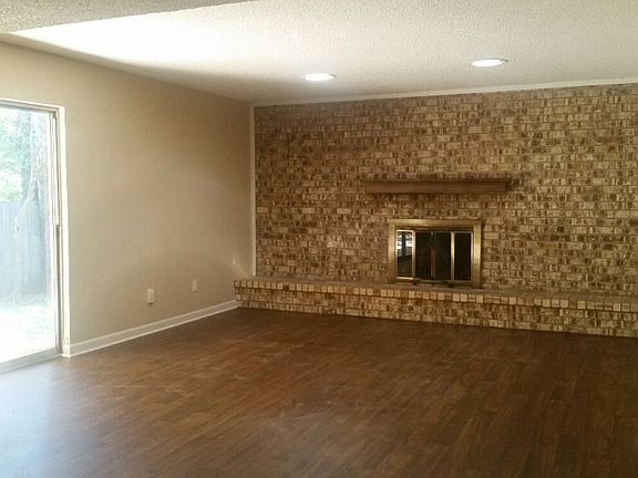 4th image of 4920 Crest Dr