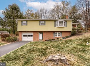 4 Ardmore Dr, Hummelstown, PA 17036